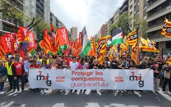 Mig miler de persones han sortit al carrer a Tarragona aquest 1 de maig per reclamar la reducció de la jornada laboral