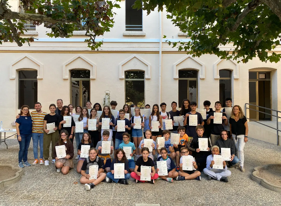 Una seixantena d’alumnes del col·legi Cardenal Vidal i Barraquer reben els diplomes de Cambridge