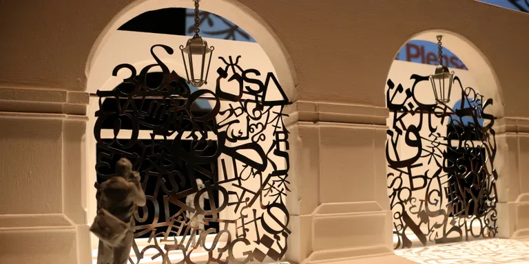 Jaume Plensa homenatja la música, Gaudí, Miró i "la diversitat" de la Rambla amb tres portes pel vestíbul Liceu