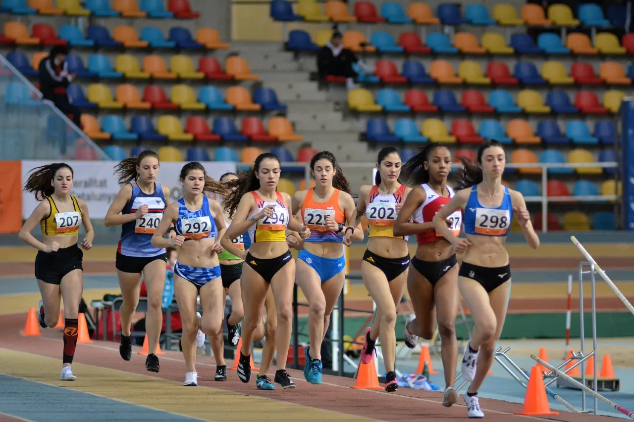 Maria Taggi es penja la medalla d’argent al Campìonat de Catalunya S-18 de pista coberta