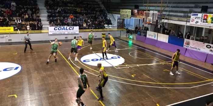 El sènior A de l'Arenys Bàsquet perd daant del Sant Josep per 80 a 73