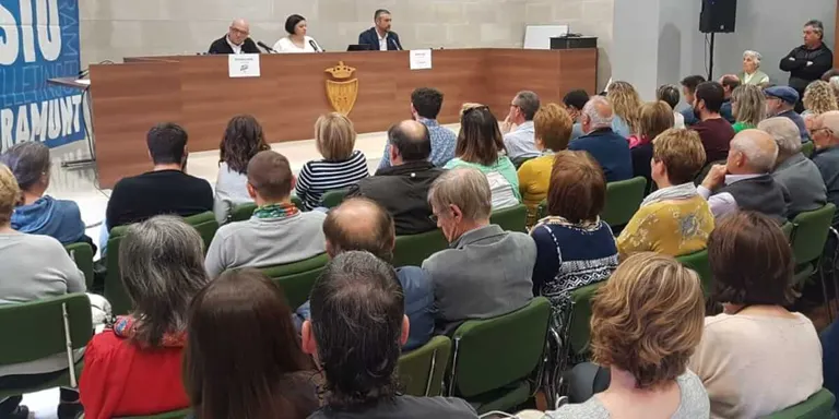 El debat electoral de Ràdio Sió omple de gom a gom la sala de Plens de l'Ajuntament