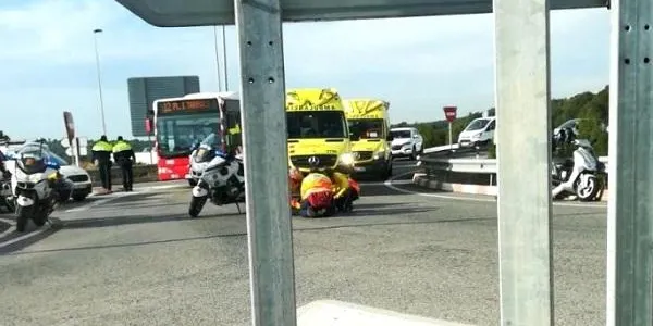 Ferit un motorista en un accident de trànsit a la rotonda de la Móra