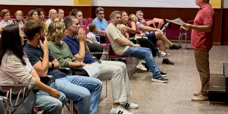 Una trentena de persones participen en la sessió de priorització dels Pressupostos Participatius de Roda de Berà
