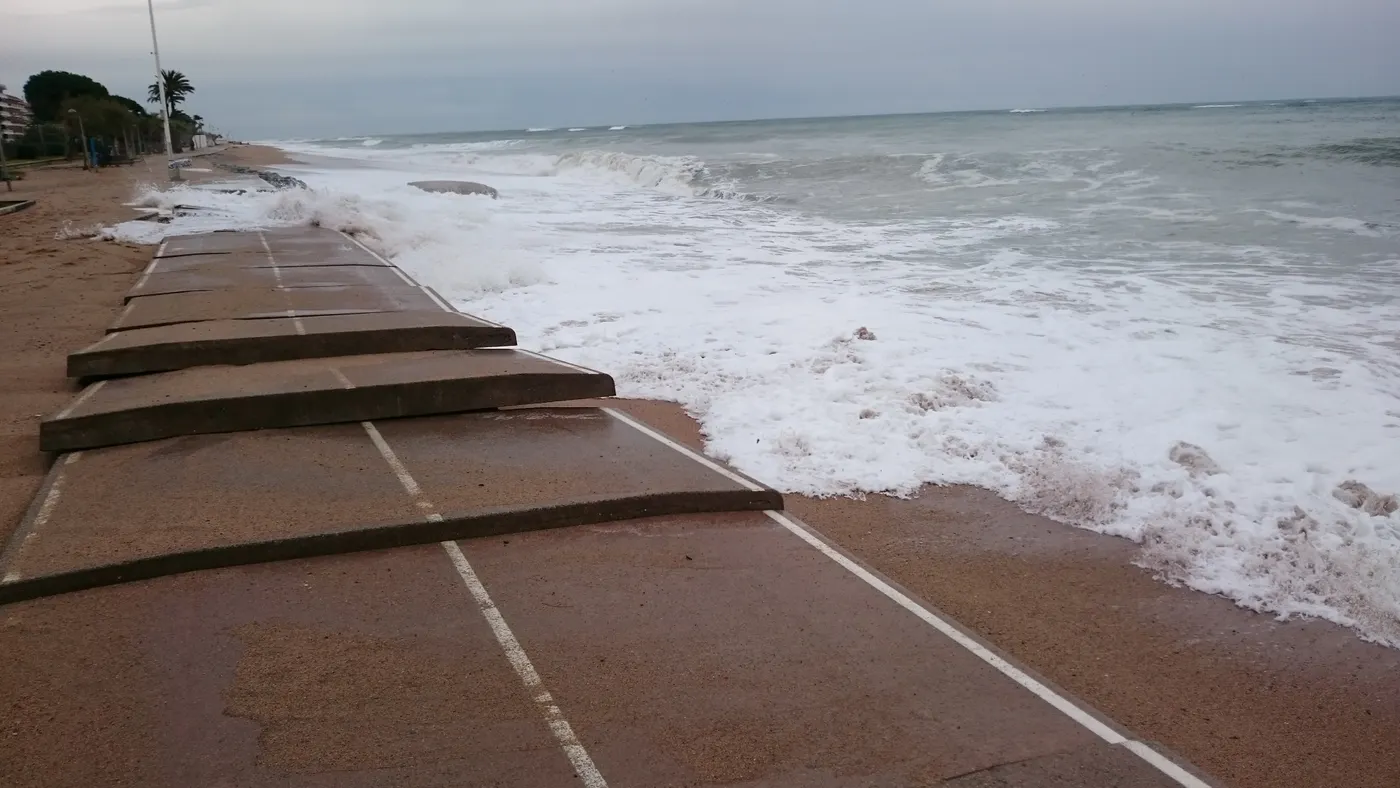 El temporal de vent i mar causa diversos danys a Pineda