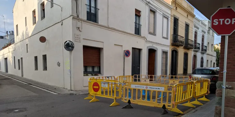 Tallada la circulació de vehicles al carrer Rosari, entre Mont i Riera d’en Cintet, per reparació d’un enfonsament de paviment