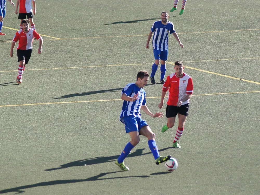 Romo lluitant una pilota davant del Figueres. El migcampista ha marcat en els dos últims partits de