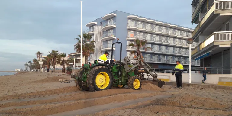 Les zones de Cambrils més afectades pel temporal marítim ja tornen a estar netes i operatives
