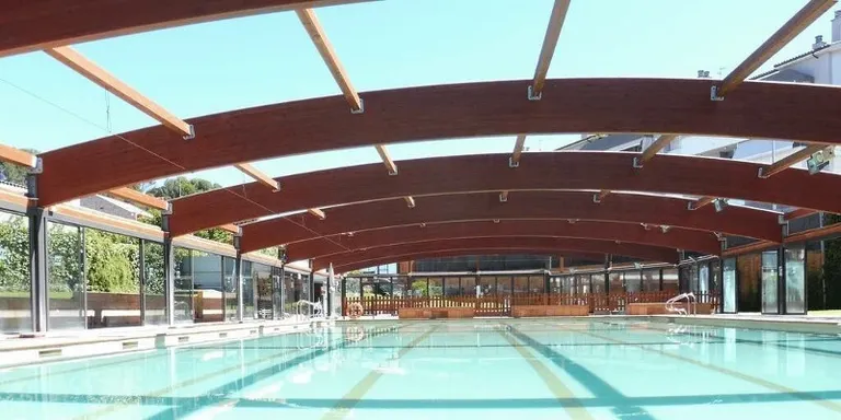 La piscina d’estiu i la zona lúdica de Can Rosés, obertes fins a finals d’agost