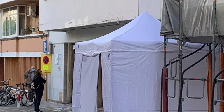 L'Ajuntament de Pineda instal·la carpes davant el CAP per reforçar els espais