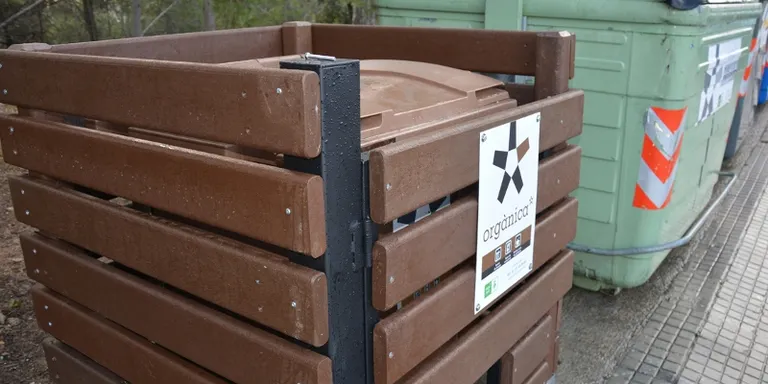 L'Ajuntament instal.la tanques protectores als contenidors de les urbanitzacions per protegir-los dels porcs senglars