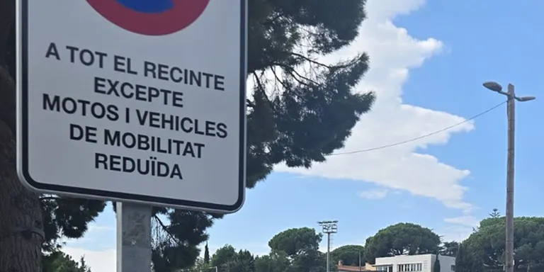 Es restringeix l'accés de vehicles a l'aparcament del camp de futbol