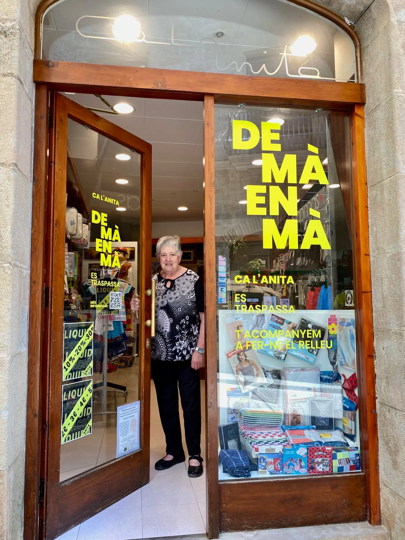 La campanya "De mà en mà" busca relleu per a la merceria Ca l'Anita