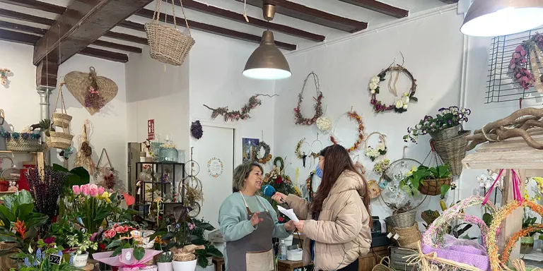 Les floristeries ja fan comandes de roses per la Diada de Sant jordi