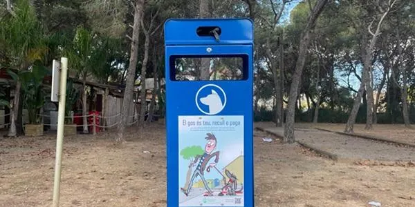 L’àrea de Protecció Animal d’Altafulla instal·la una vintena de papereres en el marc de la campanya ‘El gos és teu, recull o paga’