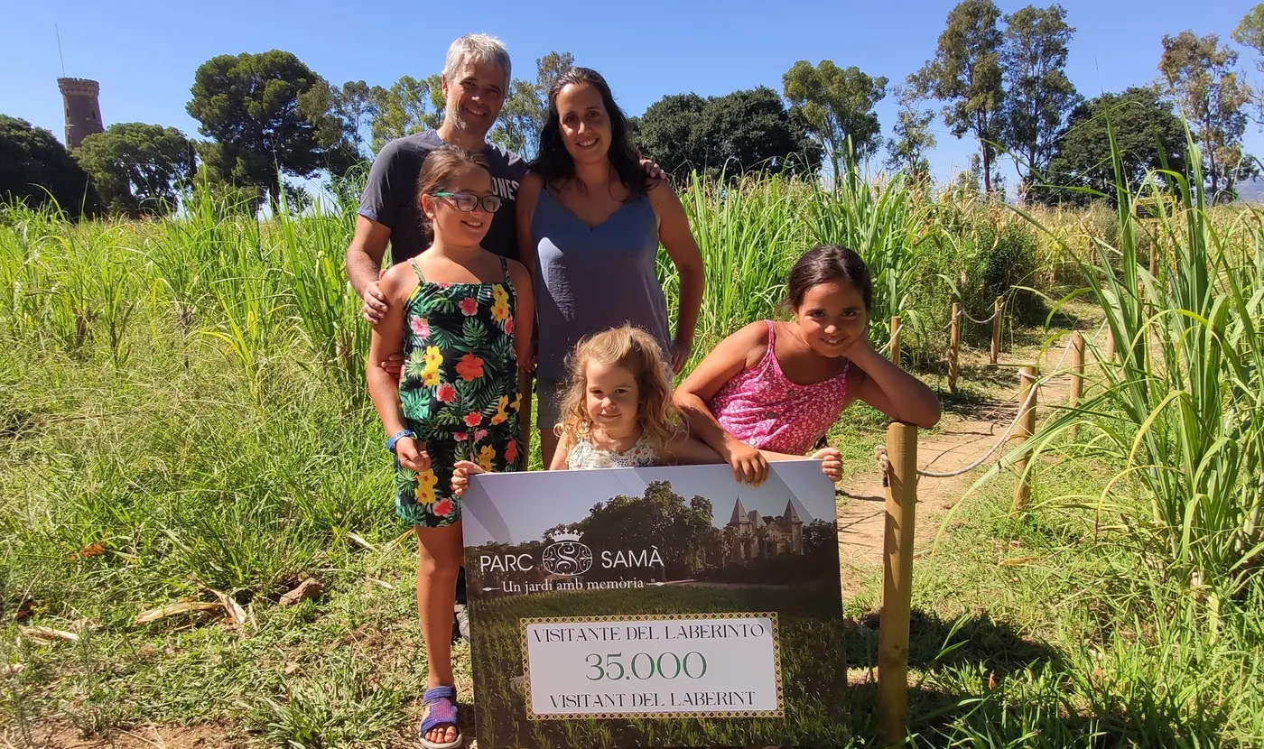 Una família de Cambrils, visitants número 35.000 d’enguany del laberint del Parc Samà