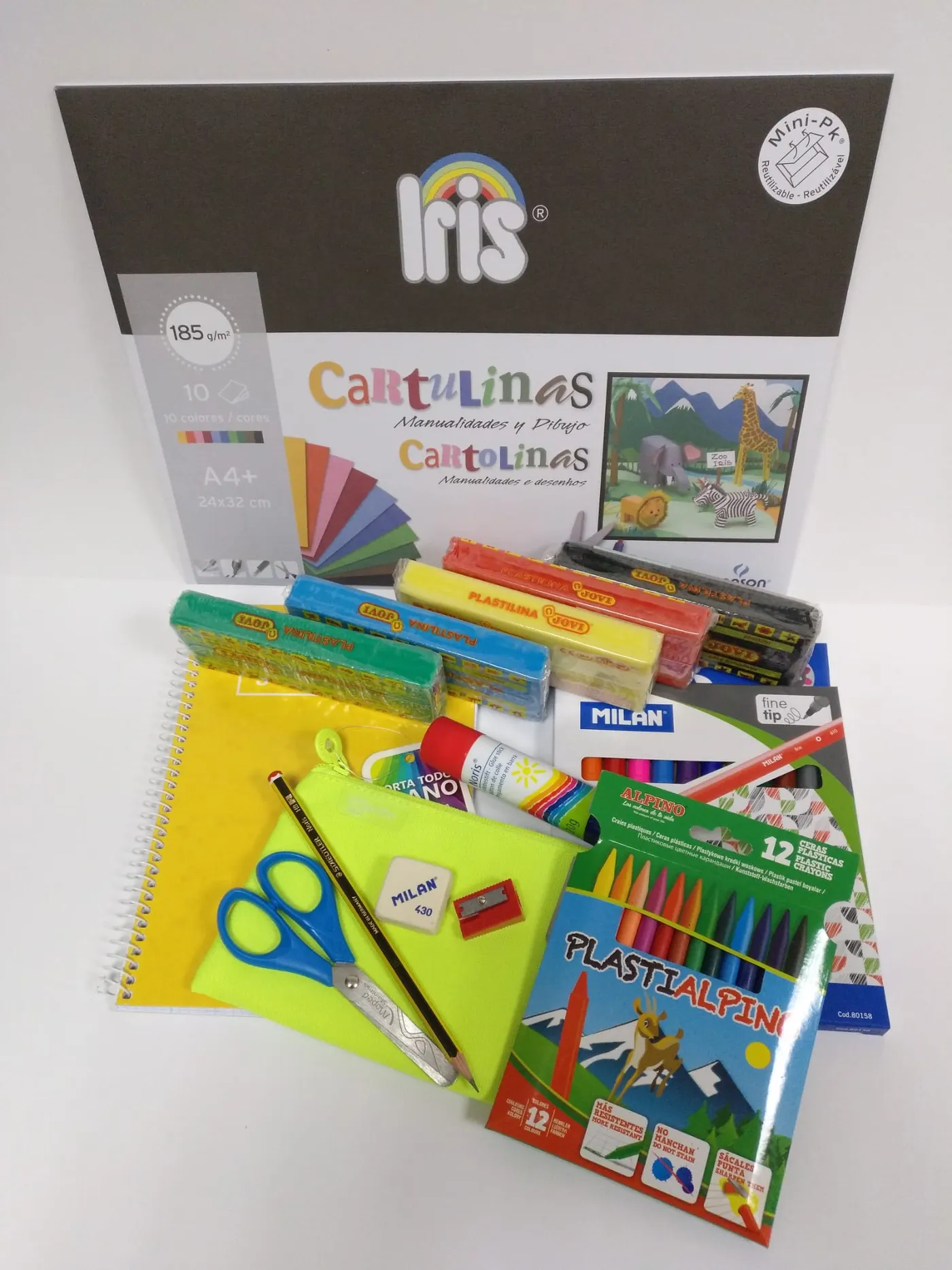 L'Ajuntament distribueix lots de material escolar bàsic als centres educatius de Caldes