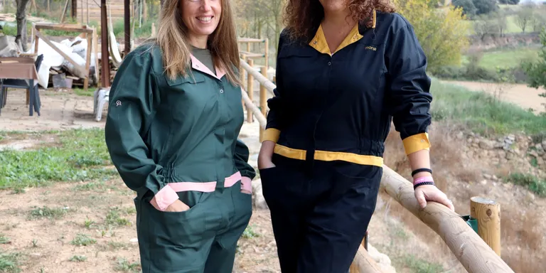 Dues ramaderes creen una marca de roba laboral donant la volta a la granota de treball perquè sigui còmoda i adaptada al cos de la dona