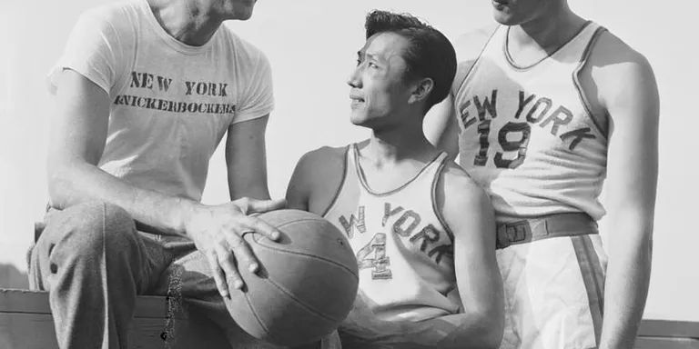 La història de Wat Misaka, el primer jugador no blanc de l'actual NBA