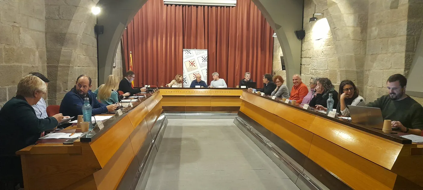 La compra de contenidors per a la nova recollida rural i la millora de camins, principals inversions del pressupost del Consell Comarcal per al 2025
