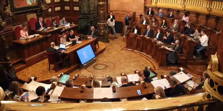 El ple de Barcelona tomba el pressupost i Collboni anuncia una qüestió de confiança