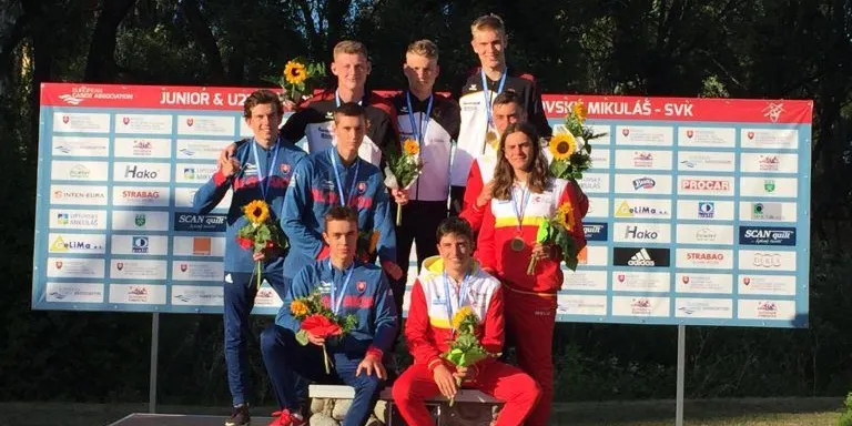 Podi de Pau Etxaniz, Adrià Moyano i Alex Goñi en patrulles a l'Europeu Júnior d'eslàlom