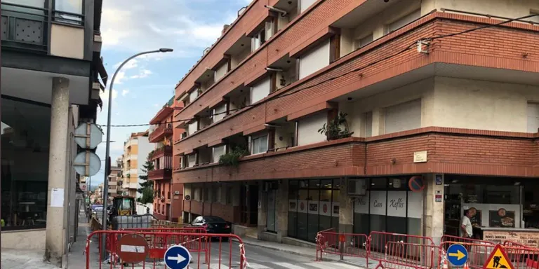 Les obres al carrer Avel.lí Xalabarder s'allargaran fins divendres per un enfonsament de la calçada