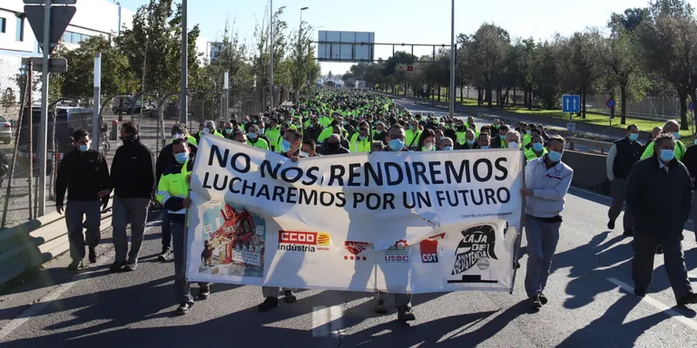 600 treballadors de Nissan tallen la Ronda Litoral després del pas enrere de Great Wall Motors