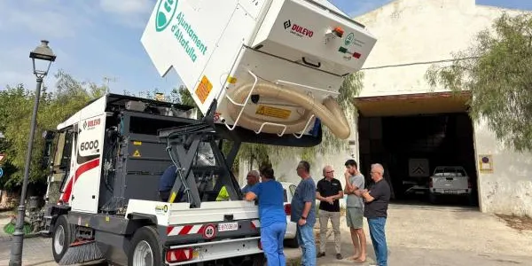 Els carrers d’Altafulla milloraran la seva neteja amb una nova màquina escombradora més potent, eficient i sostenible
