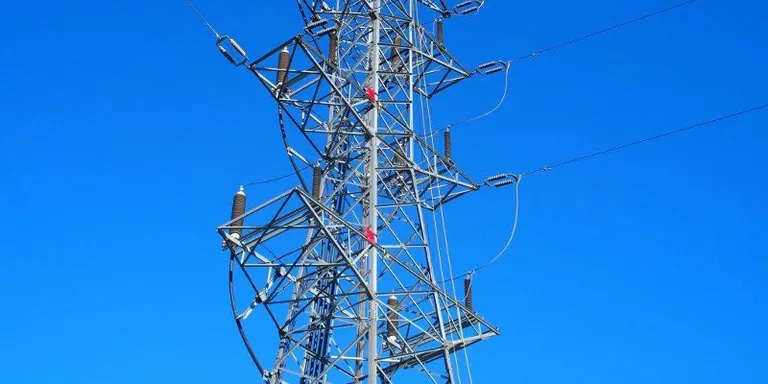 Endesa millora la línia d’alta tensió que uneix Rubí i Barcelona
