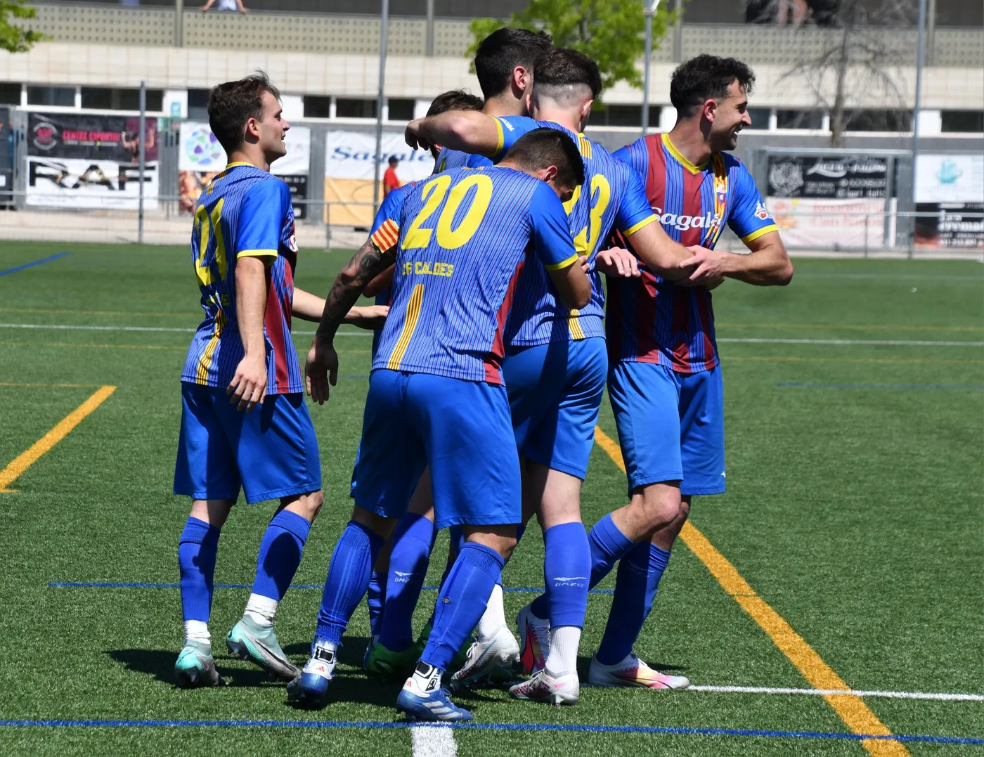 El CF Caldes guanya al Roses i segueix tercer a la classificació de Primera Catalana