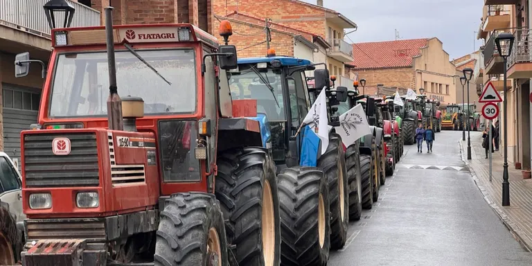 Un centenar de pagesos amb una trentena de tractors reben Vilagrà a Casserres per seguir pressionant el Govern