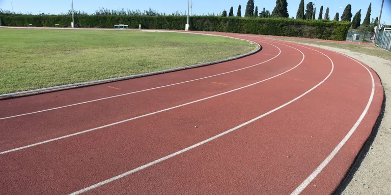 Surten a licitació les obres de renovació del paviment de la pista d’atletisme