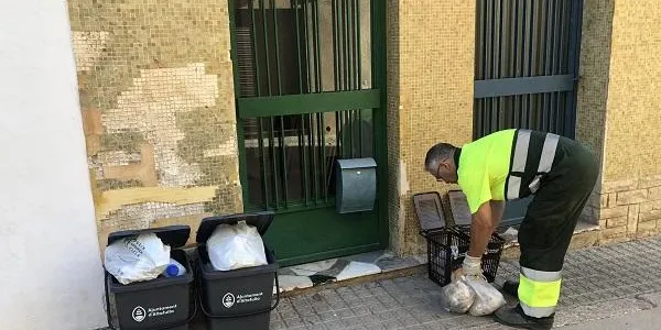 Aquest dilluns s'ha posat en marxa el nou sistema de la recollida porta a porta a la Vila Closa
