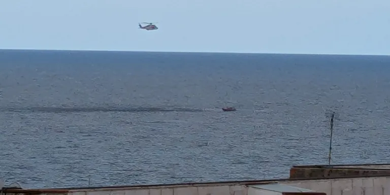La Creu Roja practica un simulacre d'un rescat marítim a la Platja de la Picòrdia