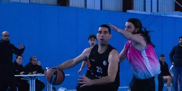 El Torredembarra BC estrena el títol de campió en un duel d’altura davant el Manyanet Reus