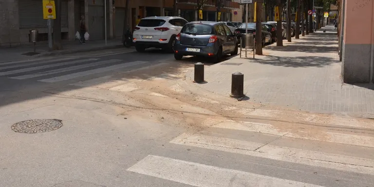 Avui finalitza la neteja del fang acumulat sota els cotxes per les pluges