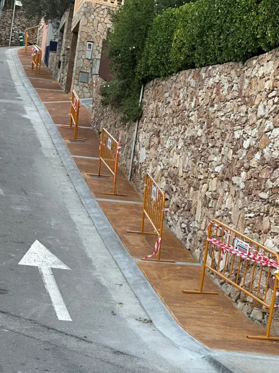 Comencen les obres de reparació de la vorera del carrer Sant Antoni de Begur