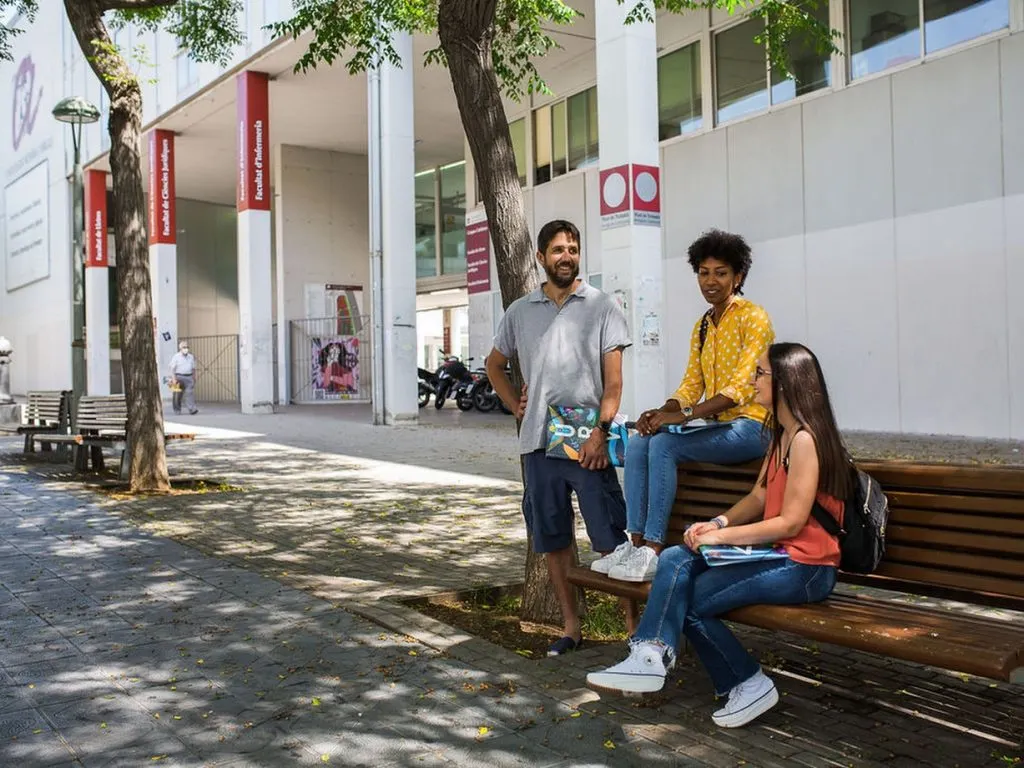 Els estudiants poden optar a un centenar de beques per cursar un màster universitari el curs vinent