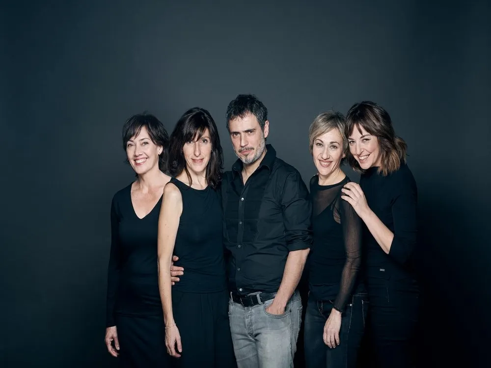 Rosa Gàmiz, Marta Pérez, Carme Pla i Àgata Roca, amb Julio Manrique (foto: David Ruano)