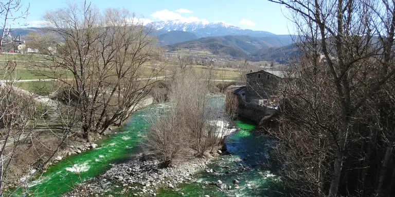 Un colorant innocu tenyeix de verd el riu Valira