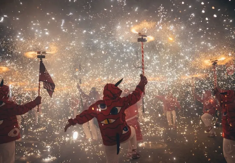 El Ball de Diables omple de foc i fum València