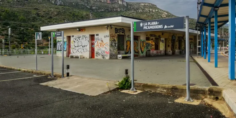 Un tren de l’R14 es queda aturat per una avaria a La Plana-Picamoixons