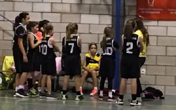El Mini Femení guanya a la pista del Claret per 31 a 55 i és més líder