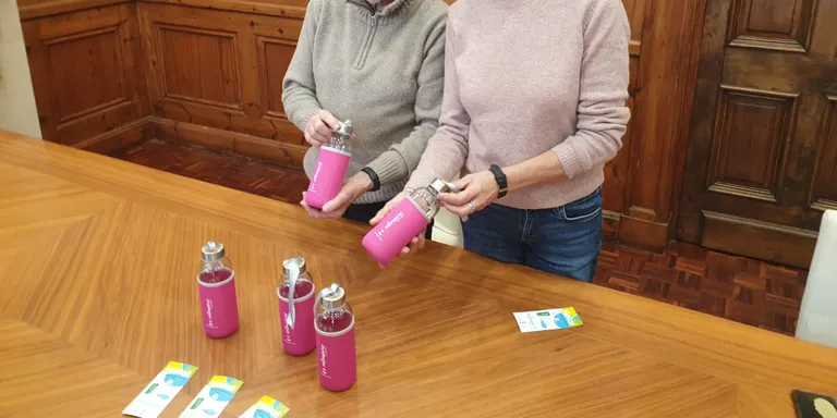 Valls impulsa la campanya ‘Reomple’m’ per fomentar l’ús d’ampolles reutilitzables