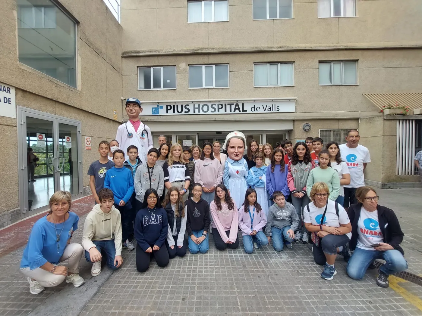 El personal del Pius Hospital rep la visita del gegantó Mau