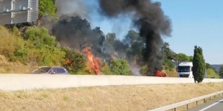 Tallada l'AP-7 a la Jonquera per un incendi de vegetació