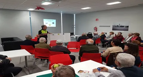 POLICÍA LOCAL REALIZA UNA CAMPAÑA PARA COMPROBAR LA DOCUMENTACIÓN Y LOS SISTEMAS DE SEGURIDAD DE LAS MOTOCICLETAS Y CICLOMOTORES