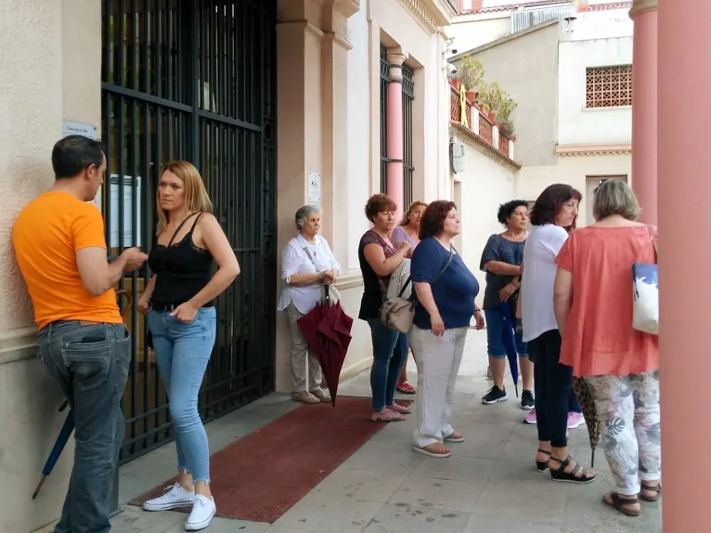 Els pocs manifestants s'han pogut reunir sota el porxo de l'Ajuntament per esquivar la pluja