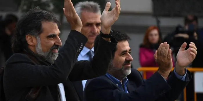 El ple aprova una moció per demanar el trasllat dels presos independentistes a presons catalanes